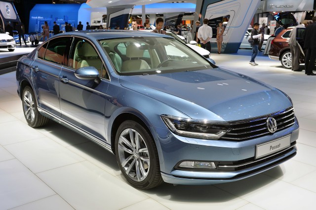 Yakın zamanda yenilenerek yepyeni bir yüze kavuşan 2015 Volkswagen Passat’ın Türkiye fiyatları belli oldu.