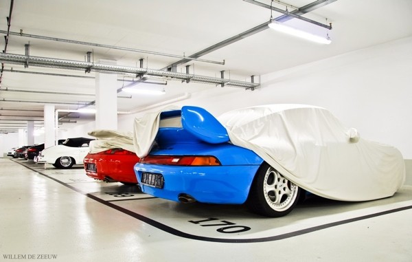 Alman spor otomobil üreticisi Porsche'nin 100 milyon Euro'ya mal ettiği müzesinin deposu görüntülendi.
