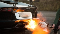 Lamborghini'nin egzozunda hindi pişirdi