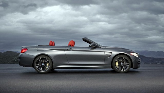 2015 BMW M4 Convertible’ın tavanı 20 saniyede açılıp kapanabiliyor, bunu 18 km/s hıza kadar araba hareket halindeyken de yapabiliyor. Tavan kapalıyken bagaj hacmi 370 lifre olan arabanın tavan açıkken ki bagaj hacmi 220 litre olarak açıklandı.