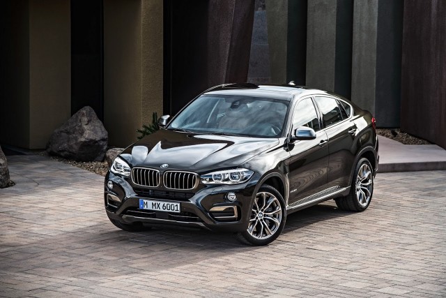 2015 BMW X6’nın tasarımı, bir BMW X modelinin sağlamlığını ve çok yönlülüğünü, markanın Coupe otomobillerine özgü sportif şıklığıyla bir araya getiriyor. İç tasarım, geniş iç mekanı, modele özgü sportif özellikler ve lüks atmosfer ile birleştirirken tasarım ve donanım paketleri 2015 BMW X6’nın özgün stilini daha da öne çıkarıyor. Design Pure Extravagance donanım paketi ile hem iç hem de dış tasarımda çarpıcılığı ve yüksek kaliteyi vurguluyor. M Sport paketi ise otomobilin dinamik karakterini görünür şekilde etkileyen, özel olarak seçilmiş nitelikler içeriyor. Lansman tarihinden itibaren modele özgü BMW Individual özelliklerinin de sunulması planlanıyor.