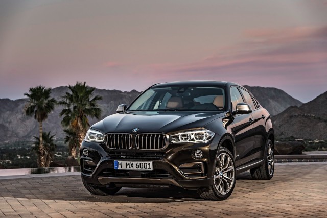 2015 BMW X6’nın dikkat çekici şekilde artırılmış performansına eşlik eden özellikler arasında ortalama yakıt tüketiminde yüzde 22’ye kadar tasarruf ağlayan BMW TwinPower Turbo teknolojisi, standart olarak sunulan sekiz ileri Steptronic şanzıman, geniş BMW EfficientDynamics teknolojisi, ağırlıktan tasarruf sağlayan optimize özellikler ve gelişmiş aerodinamik özellikler yer alıyor. 2015’in ilkbahar aylarında model yelpazesine BMW X6 xDrive35i (306 bg/225 kW) ve BMW X6 xDrive40d (313 bg/230 kW) eklenecek.