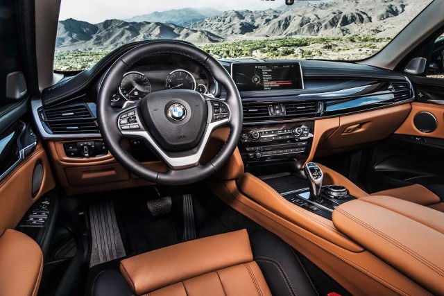 Yenilikçi seçenekler ve BMW i ConnectedDrive özellikleri.
Adaptif LED farlar, Konfor Erişim Sistemi (temassız bagaj açma ve kapama) ve diğer gelişmiş seçenekler 2015 BMW X6’nın yenilikçi karakterini öne çıkarıyor. Dokunmatik Kumandalı Professional Navigasyon Sistemi, Bang & Olufsen high end surround ses sistemi ve yeni Profesyonel Arka Koltuk Eğlence Sistemini içeren özelliklerle uzun mesafeli seyahatlerde konfor ve sürüş keyfi daha da artırıyor.