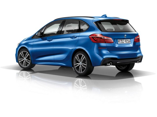 BMW geçen ay resmi tanıtımını yaptığı 2 serisi Active Tourer modelinin M Sport donanım paketine sahip versiyonunu tanıttı. Motor seçeneklerinde standart model arasında bir değişiklik görünmese de tasarım olarak ismine yakışır bir şekilde sportif görüntüye sahip olduğunu söyleyebiliriz.