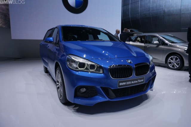 BMW 2 serisi Active Tourer M Sport’a ilk bakışta ön ve arka tamponda yapılan değişiklikler, siyah renkteki krom detaylar, genişletilen yan etekler, 17 – 18 inçlik jant seçenekleri ve 10 mm alçaltılan süspansiyon sistemi ile standart versiyondan ayrıldığını görüyoruz.