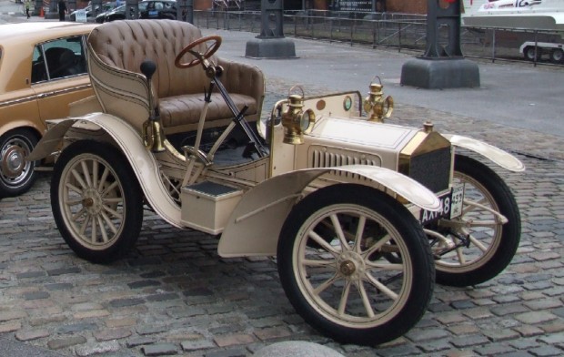 1904 Rolls-Royce 10 HP: Bilinen en eski Rolls-Royce olan araç gerçek bir klasiktir. 7,3 milyon değerinde olan otomobil 10 beygir gücünde 1,8 litrelik çift silindirli bir motora sahiptir.
