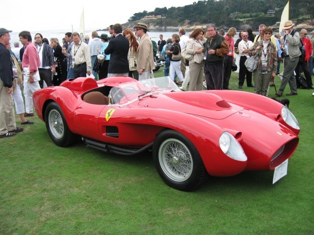 1957 Ferrari 250 Testa Rossa: Toplam 22 adet üretilen Ferrari Testa Rossa, GT yarış arabası olarak, 3 litrelik, 300 beygir, V12 motora sahip bir otomobildir. 12,1 milyon dolarlık da bir fiyata sahip.