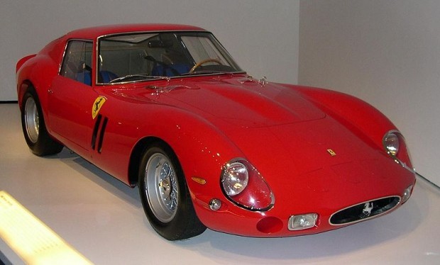 1962 Ferrari 250 LM:  Toplamda 32 tane üretilmiş olan bu otomobil, GT yarış arabası olarak üretilmiştir. Koleksiyoncuların gözdesi olan otomobilin değeri yaklaşık 7 milyon dolardır.
