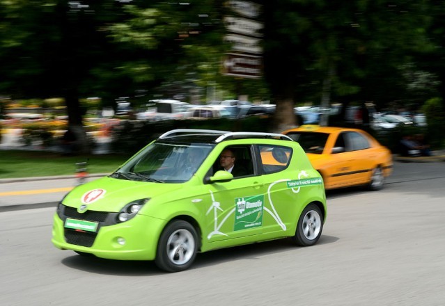 Kamuoyunda 'Yerli Ferrari' olarak nitelenen Etox'u üreten Malkoçlar Otomotiv, ODTÜ işbirliğiyle otomobilin elektrikli modeli 'Etox E-V'yi üretti...