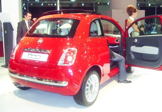 FIAT-FIAT 500 1.2 8V-1.2 8V MEKANİK/MANUEL (H) benzinli Birleşik yakıt tüketimi: 5.1 litre CO2 Emisyon Değeri (g/km): 119