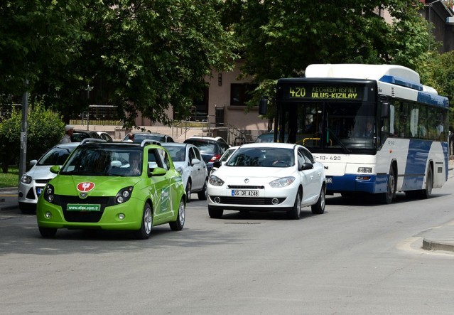 Yaklaşık 1 yıllık bir çalışma sonucu motoru dışında tüm parçalarının Türkiye'de üretilen elektrikli hafif ticari araç 30 bin liradan satışa sunulacak.