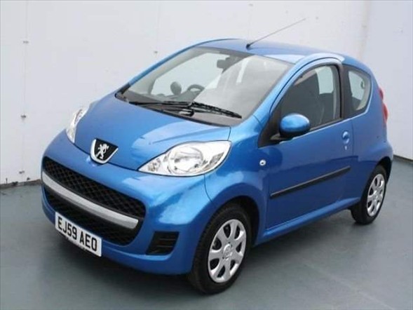 PEUGEOT-107-107 1.0L Benzinli Otomatik Birleşik yakıt tüketimi: 4.6 litre.. CO2 Emisyon Değeri (g/km): 139