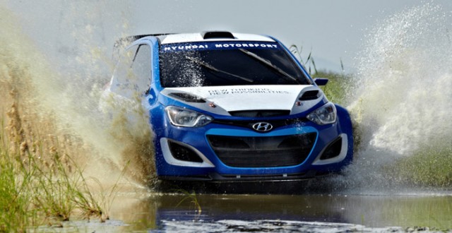 Dünyanın en prestijli otomobil markalarından birisi olan Hyundai, kendisi gibi dünyaca ünlü Dünya Ralli Şampiyonası’na (World Rally Championship) tekrar geri dönmenin heyecanını yaşıyor. Dünyanın en saygın ve en zorlu motorsporları organizasyonlarından biri olan WRC’de yarışan otomobiller de, en az yarışlar kadar zorlayıcı parkurlar ve değişik hava şartları için özel olarak üretiliyorlar.