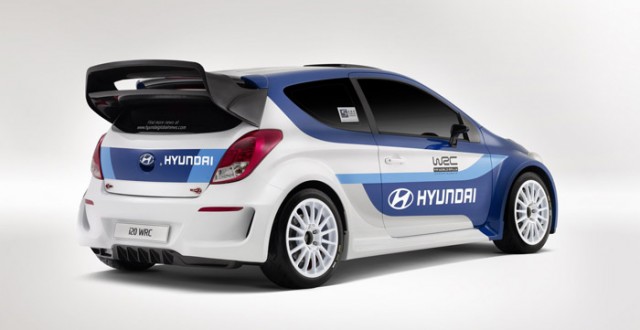2003 yılında ralli parkurlarından çekilerek motorsporları serüvenine ara veren Hyundai, şimdi Paris Otomobil Fuarı’nda sergilediği i20 WRC ile uzun soluklu hedefler elde etmek istiyor. Hyundai, resmi olarak kendi bünyesinde kuracağı WRC takımı ile yarışlara katılmayı hedeflerken aracı da yine Avrupa’da geliştirmeye devam edecek. WRC aynı zamanda otomobil üreticilerine teknolojik açıdan farklı bir bakış açısı kazandıracak. Hyundai’nin bu şampiyonaya katılmasının bir başka amacı da markanın üstün teknolojisiyle dayanıklılığını göstermek ve gelecekte üreteceği etkileyici modeller hakkında ipuçları vermek olacak.