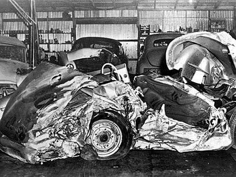 Kendisi için “Hızlı yaşadı, genç öldü.” denilen ünlü Amerikalı oyuncu James Dean 1955'de Porsche marka arabasıyla kaza yaparak hayatını kaybetti.