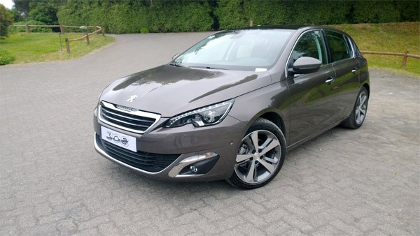 "Avrupa'da Yılın Otomobili" seçilen Peugeot 308, yeni 3 silindirli 1.2 lt benzinli turbo motor seçeneğiyle adeta yakıtı kokluyor.