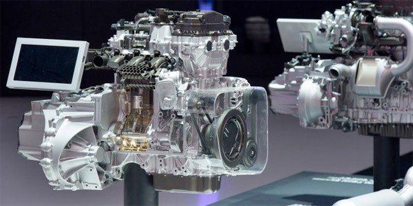 308'in halen 1.2 lt (82 HP) ve 1.6 lt (156 HP) benzinlinin yanı sıra 1.6 litrelik (92 ve 115 HP) dizel motor seçenekleri de var.