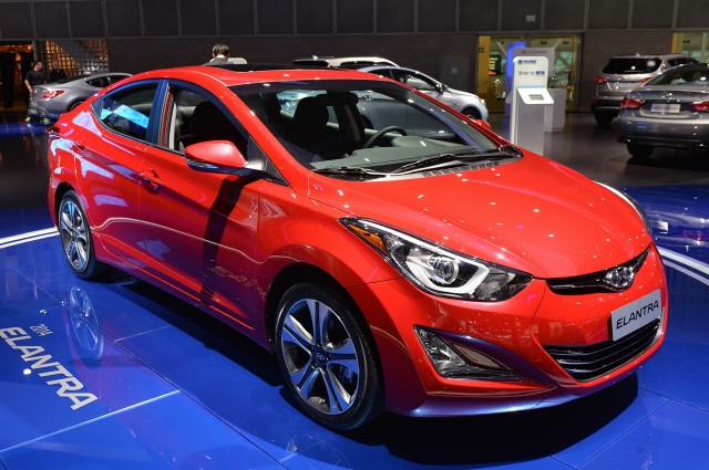 Markanın karakteristik çizgileri ile sportif ve şık bir tasarıma ulaşan Elantra, 1,6 litrelik 132 HP gücündeki benzinli motor seçeneğine sahip. 6 kademeli düz veya yine 6 kademeli otomatik vites seçeneğine sahip Yeni Elantra, 4530 mm’lik uzunluğa, 1775 mm’lik genişliğe ve 1445 mm’lik yüksekliğe sahip. Dış boyutları ile paralel olarak dingil mesafesi de uzatılan Yeni Elantra’nın bu sayede iç mekanında geniş bir yaşam alanı elde edildi. Bu sayede önde ve arkada sınıfının en uzun diz ve omuz mesafesinin sunan Yeni Elantra, 485 litrelik de bagaj hacmi ile rakiplerinin karşısında öne çıkıyor. Yeni donanım seviyesiyle birlikte Elantra artık elektrikli aynalara da sahip oldu. Tek tuşla açılıp kapanabilen aynalar sadece Tune donanım seviyesindeki modelde yer alacak. Yeni Elantra 42.900 TL’den başlayan fiyatlarla satılıyor.