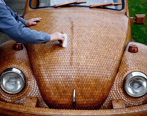 Volkswagen tutkunu adam  en sevilen nostaljik otomobil Beetle'a ahşap makyaj yaptı.