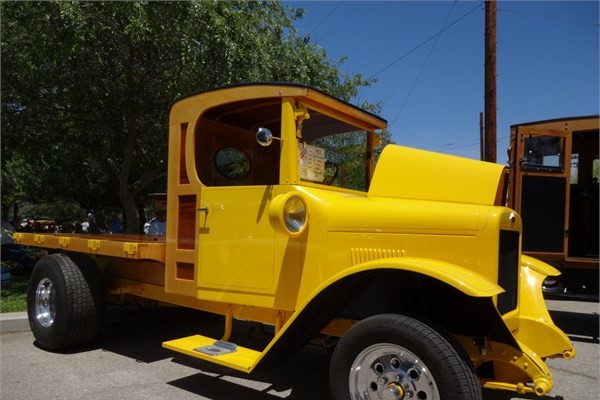 Amerika’nın dört bir yanından özel olarak getirilen yüzlerce klasik otomobil ve kamyonetin sergilendiği “Antika Araba Şovu” klasik araba meraklılarını Güney California’nın tarihi demiryolu hattının geçtiği Perris şehrinde buluşturdu.
