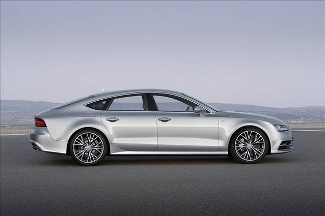 Audi A7'de güçleri 218 HP ile 333 HP arasında değişen iki adet benzinli ve üç adet dizel ünite sunulacak. Euro 6 normundaki bu motorlardan 3.0 litrelik TDI ünite 273 HP üretirken, bu motorun "ultra" ekonomik versiyonu ise 218 HP üretiyor ve 4.7lt/100 km ortalama yakıt tüketimine sahip. Otomobilin performanslı versiyonu S7 Sportback'te 4.0 litrelik TFSi motor sunulurken, COD (cylinder on demand) teknolojisine sahip 450 HP'lik bir güç elde ediyor. İki farklı sürüş moduyla kullanılabilen S7'de adaptif süspansiyon sistemi de sürüş güvenliğini arttırıyor. quattro dört tekerlekten çekiş sistemiyle gücünü yola aktaran otomobilde en önemli yenilik ise önden çekişli aktarmalı versiyonların da bulunacak olması. Çift kavramalı otomatik şanzımanla entegre edilecek olan önden çekişli versiyondaki şanzıman da yeniden elden geçirilmiş. Otomobilde hafifletilmiş malzemelerle birlikte yakıt tüketimine olumlu katkı sağlayacak bir diğer yenilikse, elektromekanik direksiyon sistemi olurken daha verimli bir sürüşe imkan tanıyor..