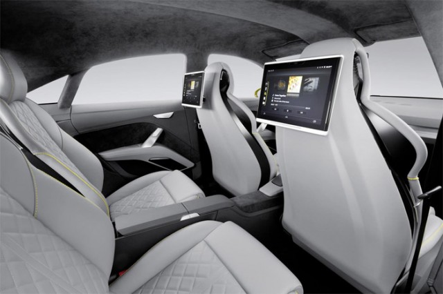 Audi TT Offroad Concept ‘in iç mekanında da köşeli çizgiler ile desteklenen teknolojik bir görünüm karşımıza çıkmakta. Bu hali ile bilinen offroad araçlarından ayrılsa da seri üretimde daha sade bir iç mekan tercih edileceğini tahmin edebiliriz.