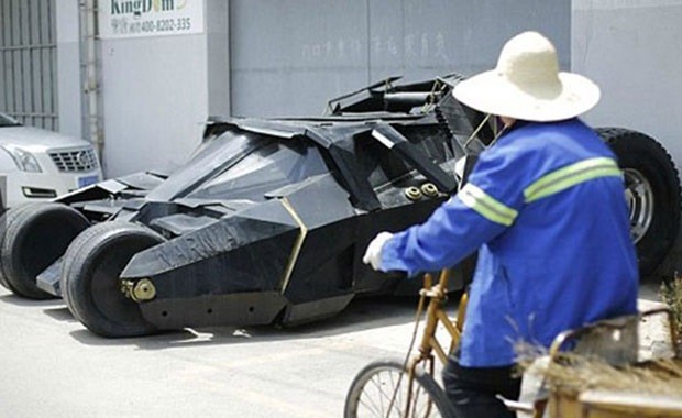 7 bin euro harcayarak hazırladığı ve neredeyse bire bir Batmobile hatlarına sahip bu otomobil, Şangay'da yapıldı.