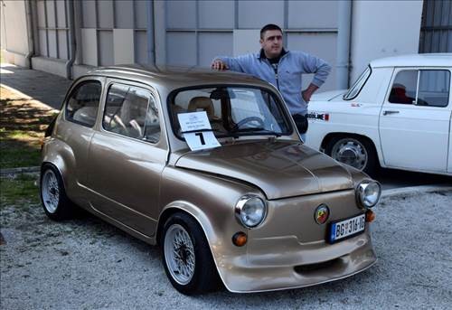 Sırbistan'ın başkenti Belgrad'da düzenlenen Belgrad Otomobil Fuarı kapsamında eski model arabalar sergilendi.