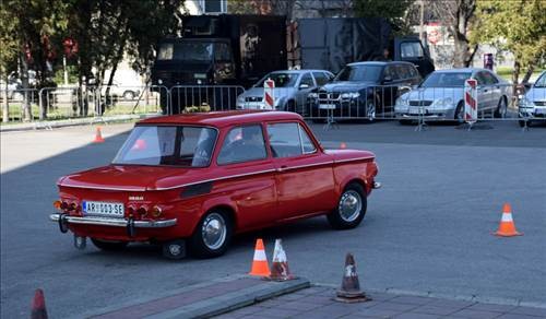 Sırbistan'ın başkenti Belgrad'da düzenlenen Belgrad Otomobil Fuarı kapsamında eski model arabalar sergilendi.