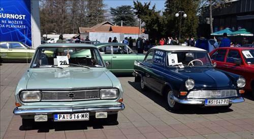 Sırbistan'ın başkenti Belgrad'da düzenlenen Belgrad Otomobil Fuarı kapsamında eski model arabalar sergilendi.