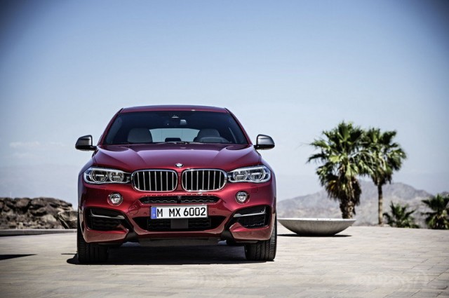 BMW X6M 555 HP güce ve 6 ileri M Sport otomatik şanzımana sahip.