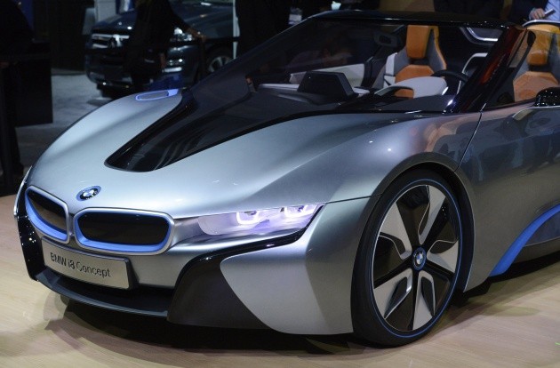 BMW i8, dünyanın lazer lazer aydınlatma teknolojisine sahip olarak seri üretimine başlanan ilk otomobili ünvanına da sahip. Aracın fiyatı 200 bin Euro olacak ve bu yıl 5 adet gelecek.