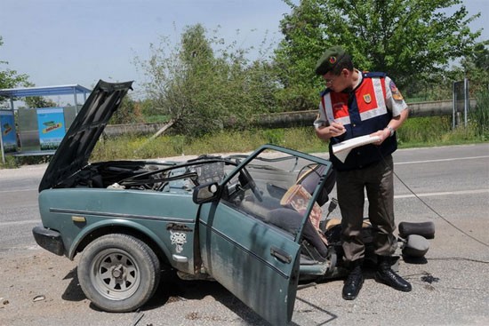 İki otomobilin çarpıştığı kazada, ortadan bölünen aracın sürücü hafif yaralandı.