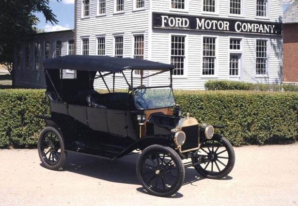 Ford Model T
Ford efsanesinin oluşmasını sağlayan otomobil hangisi denildiğinde cevap kesinlikle "Model T"'dir. Bu otomobil, ilk üretildiği 1908'den 1930'lara kadar 16.5 milyonun üzerinde satarak o zamanın şartlarına göre inanılmaz bir başarıya imza attı. Model T, 1972'de VW efsanesi Beetle rekoru elinden alana kadar tarihin en çok satan otomobiliydi.