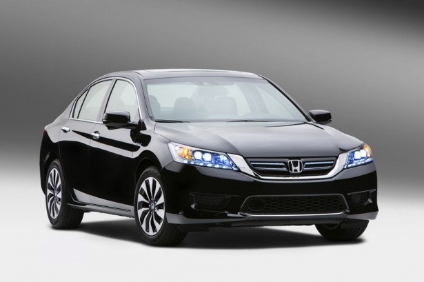 Honda Accord
Japon otomobil devi Honda'nın Accord modeli, başlı başına bir başarı hikayesidir. Bugüne kadar 8 nesil üretilen ve 17.5 milyondan fazla satmayı başaran araç, ABD'de en çok satan ilk Japon otomobili olma ünvanına da sahip.