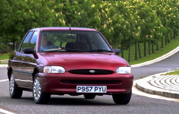 Ford Escort 
Bir başka Ford efsanesi de şüphesiz Ford Escord... Avrupa'da 1968'den 2000'e, ABD'de de 1981'den 2003'e kadar üretilen otomobil, on yıllardır en çok satan modeller arasında. Ford Escort, bugüne kadar 20 milyondan fazla sattı.