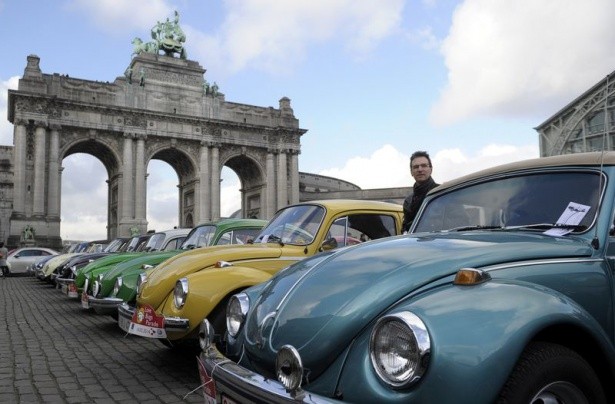 Volkswagen Beetle
Her ne kadar Adolf Hitler'in emriyle 1938 yılında üretimine başlansa da Volkswagen Beetle, yıllar boyunca savaş karşıtı çiçek çocuklar ve hippilerle özdeşleşen bir otomobil oldu. 2003'e kadar üretilen orjinal versiyonu 21 milyondan fazla sattı. 1997 - 2011 yılında Yeni Beetle olarak üretilen A5 modeli 2012'de yeniden tasarlanıp piyasaya sürüldü. (fotoğraftaki) Beetle'nin satış rakamı Yeni Beetle ile 23 milyonu aştı