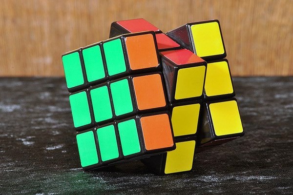 Rubik Küpü
Piyasaya çıktığı 1980 yılından bu yana 350 milyon adet satılan Rubi Küpü, böylelikle dünyanın en çok satan oyuncağı oldu.