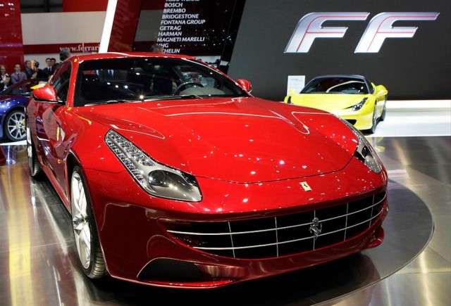 Ferrari tarihinde bir ilk
Ferrari FF, çift kavramalı F1 tipi şanzımanıyla da gerçek bir sürüş deneyimi sunmayı hedefliyor. 335 km/s'lik son hıza erişebilen Ferrari FF'in radikal tasarımı ve agresif motor özellikleri kadar en önemli özelliğini patenti Ferrari'ye ait olan dört tekerlekten çekiş sistemi oluşturuyor.