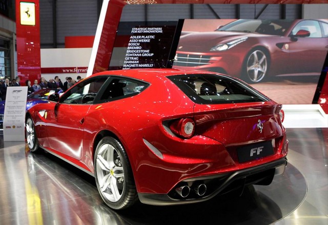 Ferrari'nin 4RM (Dört tekerlekten çekiş) mekanizması, geleneksel bir dört tekerlekli çekiş sistemine göre yüzde 50 daha hafif olması sayesinde kusursuz bir ağırlık dağıtımını mümkün hale getiriyor.