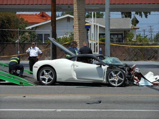 Kaliforniya’da yaşanan ibret verici kaza bir hayata mâl oldu. Ferrari 458 Italia’ya sol önden çarpan Hyundai Accent sürücüsünün alkollü olduğu belirtilirken, İtalyan süperspor otomobili kullanan 21 yaşındaki genç hayatını kaybetti.