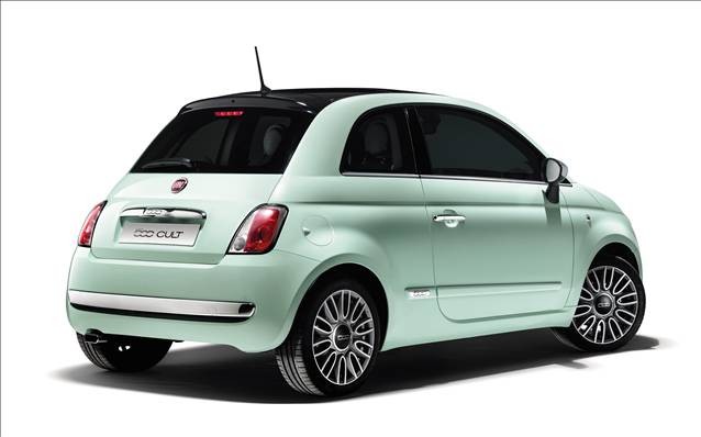 Aracın kaputunun altında ise 0.9 Twinair 150 HP güç üreten bir motor bulunuyor. Erkeklerin tercih listelerinde yer alacak Sport versiyonlu Fiat 500, 55.900 TL fiyat etiketine sahip.