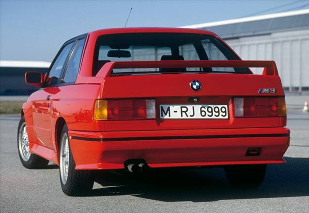 1985 yılında başlayan yolculuğunun ilk üyesi E30 kasa kodlu ilk M3, 2.3 litrelik motor hacmiyle zamanının en iyileri arasındaydı. 4 silindirli bu otomobil toplamda 195 HP güç üretip, 0' dan 100 km/s hıza 7.2 saniyede ulaşıyordu.