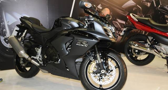 BMW'nin alışmış olduğumuz modelleri arasında yer alan R 1200 GS modeli, yapılan yeni dokunuşlar ile karşınızda. Motosiklete ilk baktığınızda jantlarının ve gaga diye tabir edilen ön çamurluğun tasarımındaki farklılıklar göze hemen çarpıyor. 23.300 Euro'luk R 1200 GS, 125 HP güç sunan yeni iki silindirli boxer motoruyla hayat buluyor. Ayrıca BMW'nin yeni scooteri C 650 GT de fuardaki yerini almıştı.