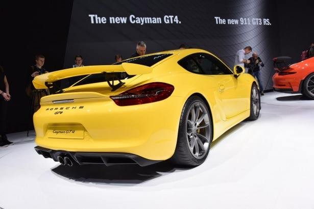 Bu nedenle, Cayman GT4 modeline ihtiyacı olan her şeyi verdik; sadece yarış pistinde hayatta kalabilmesi için değil, orada kendini evinde hissedebilmesi için. Daha fazla bastırma kuvveti. Daha fazla çekiş. Daha fazla mekan. Daha fazla itiş. Daha fazla güç. Bugüne kadar hiçbir Cayman modelinin sahip olamadığı kadar. Cayman GT4 modelinin karakterini veren özellikler, işte bunlar: motoru kendine özgü orta konumda yer alan süper GT.