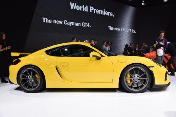 Yeni Cayman GT4 modeli, asfalta daha da yakındır: gövdesi, Cayman modeline kıyasla 30 mm daha alçaktır. Bunun avantajı, özellikle sportif bir sürüş için ağırlık merkezinin daha aşağıda olmasıdır.