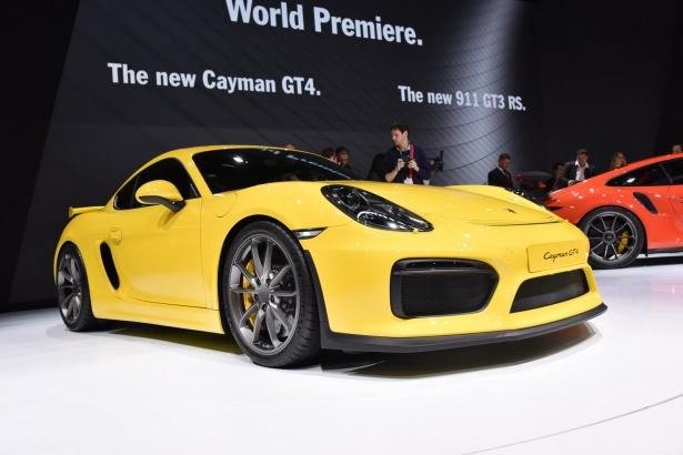 İdeal yol tutuşu için, yeni Cayman GT4 modeli Platinum renkli 20 inç alaşım jantlar ile donatılmıştır. Bunlar, geniş birer janttır. Aslında o kadar geniş ki, tekerlek yuvalarını neredeyse tamamen doldururlar ve, standart spor lastikler ile birlikte, hem çekiş gücünü, hem de viraj performansını artırırlar. Jant kollarının V şeklindeki tasarımı, yine standart donanım olan SportDesign yan aynaların tarzına da yansır.