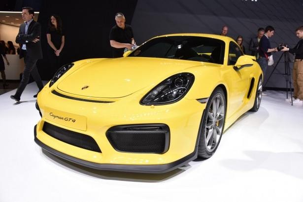 Yeni Cayman GT4 modelinin kökeni, en belirgin biçimde arkadan bakıldığında görülür. Dik kısımları alüminyumdan yapılmış sabit kanat, motor sporlarının somut bir örneğidir. Hemen altında, Gurney kanatçığı adını verdiğimiz entegre bir ayırıcı kenara sahip olan rüzgarlık ile birlikte, arka aksa etki eden bastırma kuvvetinde belirgin bir artış sağlar. Kanadın yan plakaları, en ideal aerodinamik özelliklerin elde edilmesi için ayarlanmıştır. Tüm detayların ahenkli bir uyum içerisinde olacak şekilde tasarlanmış olduğunun diğer bir kanıtı.