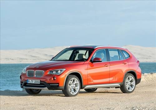 BMW X1 
BMW X1’de xLine ve Sport Line olarak ikiye ayrılan, hem dış görünüşü hem de iç tasarımı etkileyen paketler bulunuyor. Dış gövde renk seçenekleri arasında; beyazın, siyahın, mavinin ve gümüşün bir çok tonu bulunurken, iç mekan ve kaplama renkleri ile döşeme renkleri de isteğe göre değişebiliyor. Maskülen bir duruşa sahip olan BMW X1; şehir hayatını ve bu hayatın içinde kaybolmayı seven kadınlara hitap ediyor. 123.179 TL’den başlayan fiyatlarla…