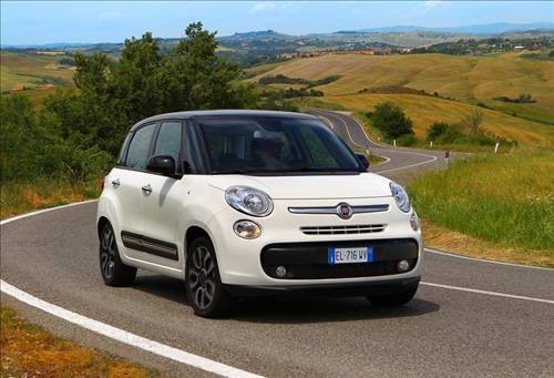 FIAT 500L 
9 farklı dış renk ile 3 farklı tavan rengi sunan Fiat 500 L, büyük şehrin renkli kadınları için oldukça uygun bir seçenek. Sarının, yeşilin, kırmızının siyahın ve grinin farklı tonlarını seçenek olarak sunan 500L, 2 farklı döşeme alternatifi de sunuyor. Ayrıca yine pop-popstar(gri-siyah döşeme), popo-popstar(kırmızı-siyah döşeme)ve rockstar seçenekleri ile 3 farklı araç renk tablosuna sahip. 49.320 TL’den başlayan fiyatlarla…